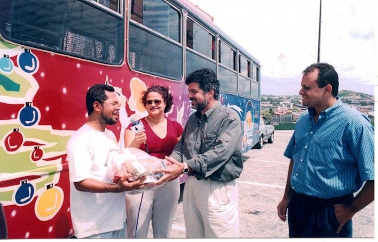 Prefeitura/SMTT entregam cestas de alimentos nos Capuchinhos