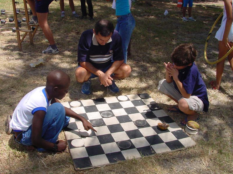 Criançada se diverte com jogos populares no Parque da Sementeira, IMD