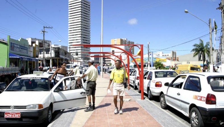 Taxistas e usuários serão beneficiados com obra da Prefeitura