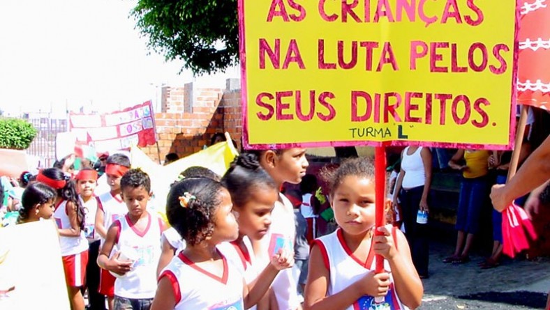 Crianças de escola municipal participam de “Marcha em defesa da cidadania”