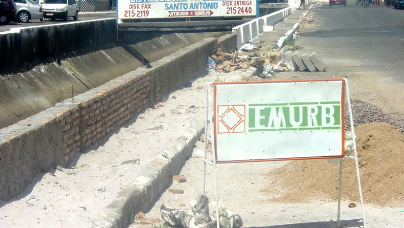 Emurb recupera canal da avenida Dr. Aírton Teles