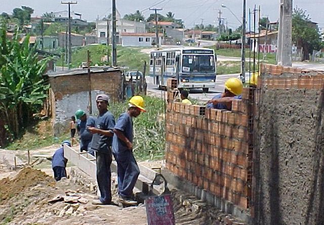 Prefeitura constrói muro na creche do Lamarão