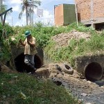 Emurb realiza serviços de limpaza nos diversos bueiros do Japãozinho - Agência Aracaju de Notícias