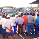 Prefeito participa da entrega de cestas de alimentos na Emurb - Agência Aracaju de Notícias  fotos:Abmael Eduardo