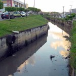 Prefeitura limpa canais no bairro América e D. Pedro I - Agência Aracaju de Notícias