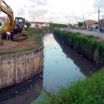 Prefeitura limpa canais no bairro América e D. Pedro I - Agência Aracaju de Notícias