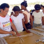 Oficina de papel vem sendo realizada no galpão da Care   - Fotos: Márcio Dantas  Agência Aracaju de Notícias