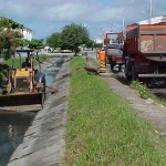 PMA continua limpeza de canais do conjunto Augusto Franco  - Agência Aracaju de Notícias