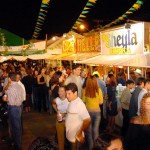 Público do Forró Caju não dispensa “drinks” das barracas de capeta - Foto: Márcio Dantas  Agência Aracaju de Notícias