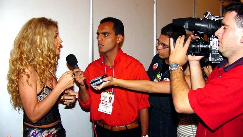 Elba Ramalho elogia organização do Forró Caju 2002