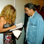 Prefeito recebe livro autografado por Elba Ramalho - Foto: Márcio Dantas  Agência Aracaju de Notícias