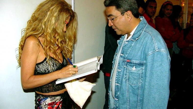 Prefeito recebe livro autografado por Elba Ramalho