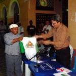 Prefeito entrega uniformes para comerciantes dos Mercados Municipais - Fotos: Márcio Dantas  Agência Aracaju de Notícias