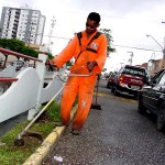 Prefeitura realiza serviço de jardinagem em avenidas da capital - Fotos: Márcio Dantas  Agência Aracaju de Notícias