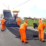 População aprova o andamento das obras de recapeamento da avenida Canal 5 - Fotos: Wellington Barreto  Agência Aracaju de Notícias