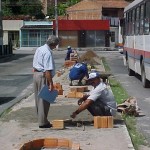 Prefeitura cobre canal e recupera canteiros na Visconde de Maracaju - Agência Aracaju de Notícias