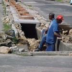 Prefeitura cobre canal e recupera canteiros na Visconde de Maracaju - Agência Aracaju de Notícias
