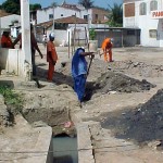 Bueiros entupidos em vários pontos da cidade recebem serviços de limpeza - Agência Aracaju de Notícias