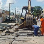 Bueiros entupidos em vários pontos da cidade recebem serviços de limpeza - Agência Aracaju de Notícias