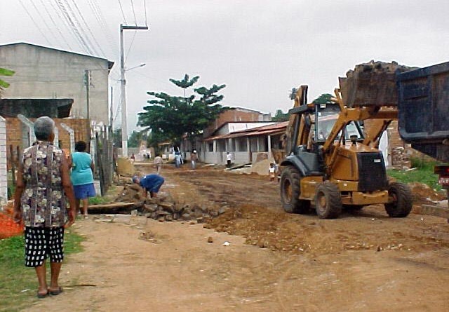 Avenida Novo Paraíso recebe serviços de terraplanagem