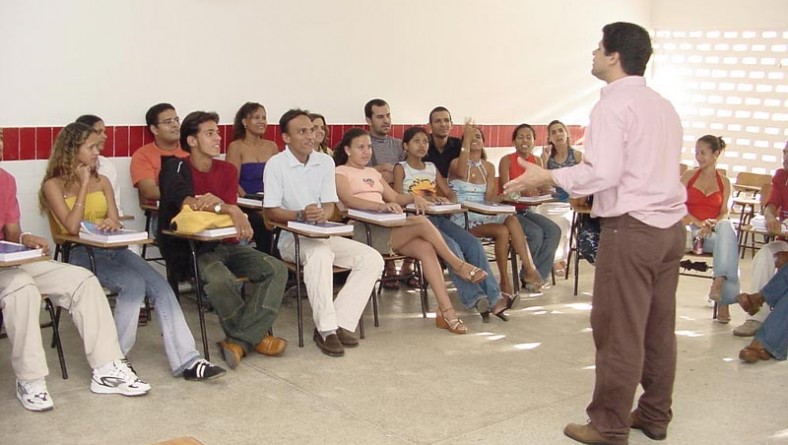 Professores e especialistas participam do curso de Libras no Cemarh