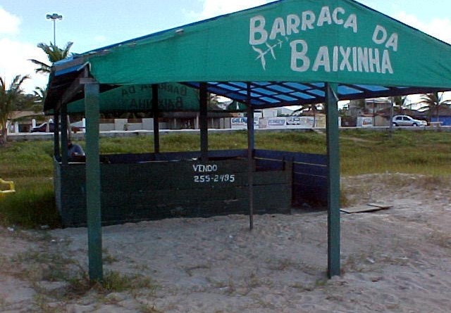 Barracas abandonadas na praia de Atalaia são retiradas pela Emsurb