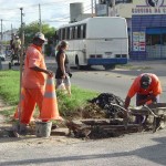 EMURB PAVIMENTA RUA BENJAMIM CONSTANT -  Obras na av. Euclides Figueiredo continuam: serviço de assentamento de meiofio e construção de caixas de drenagem.    fotos: Meme Rocha