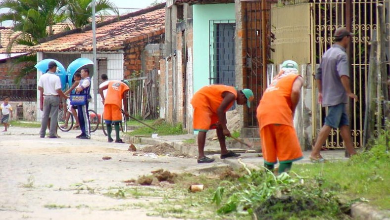 Emsurb realiza limpeza urbana em vários bairros da capital