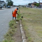 Emsurb executa serviços de varrição na avenida Gasoduto  - Agência Aracaju de Notícias