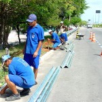 Prefeitura instala defensas metálicas na avenida Tancredo Neves - Fotos: Wellington Barreto  Agência Aracaju de Notícias