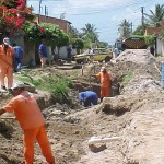 Ruas da Coroa do Meio recebem serviços de limpeza de bueiros - Foto: Meme Rocha  Agência Aracaju de Notícias