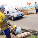Serviço de desobstrução de bueiros na rua Acre é executado pela Emurb - Fotos: Márcio Dantas  Agência Aracaju de Notícias