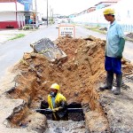 Serviço de desobstrução de bueiros na rua Acre é executado pela Emurb - Fotos: Márcio Dantas  Agência Aracaju de Notícias