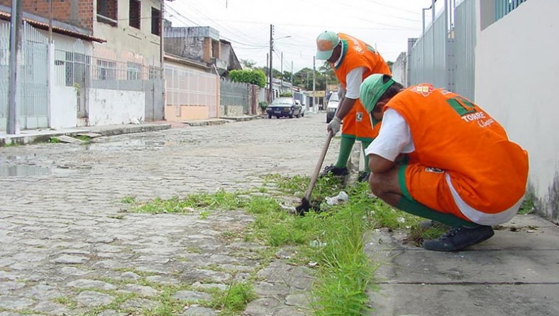 Ruas do bairro Siqueira Campos recebem serviços de limpeza
