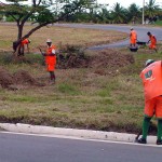 Canteiros da avenida que dá acesso à UFS recebem serviços de capinação  - Fotos: Abmael Eduardo  Agência Aracaju de Notícias