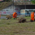 Canteiros da avenida que dá acesso à UFS recebem serviços de capinação  - Fotos: Abmael Eduardo  Agência Aracaju de Notícias