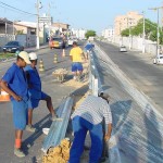 Defensas metálicas são instaladas no corredor da avenida Edésio Vieira de Melo - Fotos: Abmael Eduardo  Agência Aracaju de Notícias