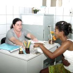 Assistentes sociais orientam famílias no novo posto de saúde do Jardim Centenário - Foto: Wellington Barreto  Agência Aracaju de Notícias