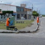 Prefeitura executa limpeza urbana em diversos bairros de Aracaju - Agência Aracaju de Notícias