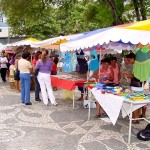 Mães cadastradas no PETI expõem trabalhos artesanais na praça Fausto Cardoso  - Fotos: Abmael Eduardo  AAN