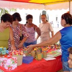 Mães cadastradas no PETI expõem trabalhos artesanais na praça Fausto Cardoso  - Fotos: Abmael Eduardo  AAN