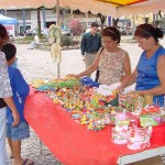 Mães cadastradas no PETI expõem trabalhos artesanais na praça Fausto Cardoso  - Fotos: Abmael Eduardo  AAN