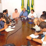 Prefeito em exercício assina decreto que favorece pequenos devedores de IPTU - Fotos: Abmael Eduardo  AAN