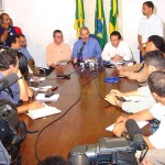 Prefeito em exercício assina decreto que favorece pequenos devedores de IPTU - Fotos: Abmael Eduardo  AAN