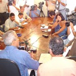 Prefeito em exercício assina decreto que favorece pequenos devedores de IPTU - Fotos: Abmael Eduardo  AAN