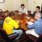 Prefeito em exercício reforça entendimentos com comissão de servidores - Fotos: Wellington Barreto  AAN