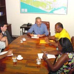 Prefeito em exercício reforça entendimentos com comissão de servidores - Fotos: Wellington Barreto  AAN