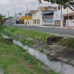 Construção de passarelas no Augusto Franco leva segurança para moradores - Agência Aracaju de Notícias