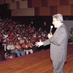 Prefeito saúda participantes do congresso de profissionais da Educação  - Fotos: Abmael Eduardo  AAN