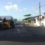 EMURB CONTINUA PAVIMENTANDO A RUA DISTRITO FEDERAL - Equipe da Emurb trabalha na pavimentação do local